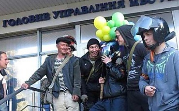 В Славянске в поисках Правого сектора террористы едва не поубивали друг друга. 18+ В Славянске в поисках Правого сектора террористы едва не поубивали друг друга. 18+