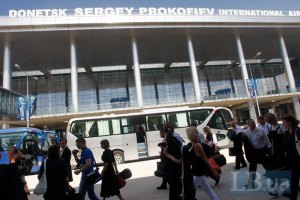 Окружкомы в Донецке перенесли на территорию аэропорта