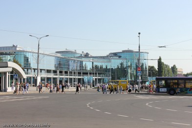 Возле железнодорожного вокзала в Донецке автоматной очередью убили парковщика - очевидцы