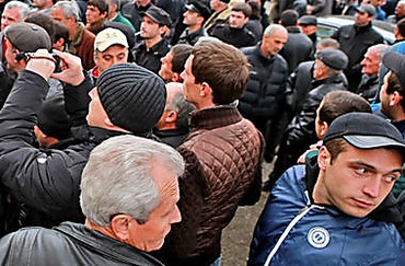 В Абхазии оппозиционеры после штурма администрации президента добились отставки правительства