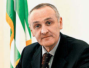 Президент Абхазии заявляет, что не будет бежать из страны 
