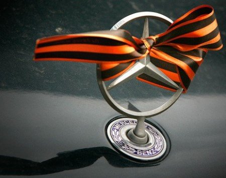 500 россиян с грузом из 10 000 георгиевских ленточек прибыли в Киев 500 россиян с грузом из 10 000 георгиевских ленточек прибыли в Киев