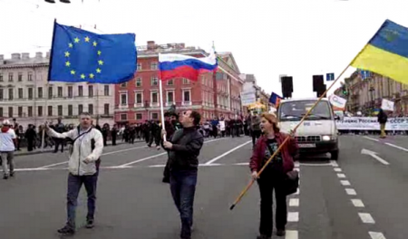 В Питере проходит Антивоенный митинг. На центральных улицах играет гимн Украины