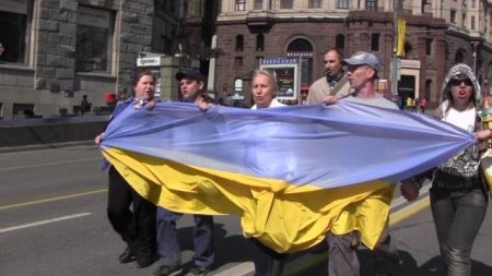 Активистов, которые перекрыли Тверскую улицу флагом Украины, задержали в Москве