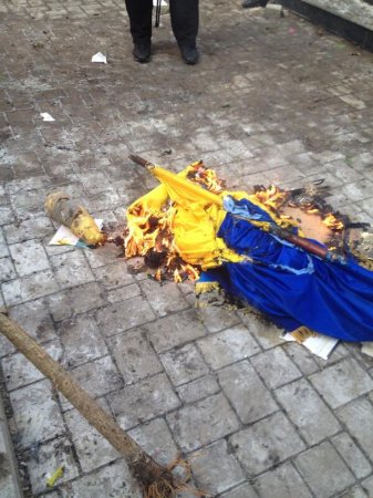 Под захваченной прокуратурой Донецкой области террористы сожгли флаг Украины