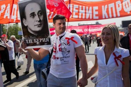 Шок! Сегодня в России на митинг вышли даже с портретами Берии. Фото