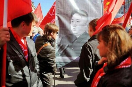 На демонстрацию в Москве пришли с портретом Ким Чен Ына На демонстрацию в Москве пришли с портретом Ким Чен Ына