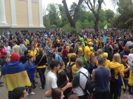 В Одессе сторонники Евромайдана и "ультрас" маршируют по городу, начались столкновения, - СМИ