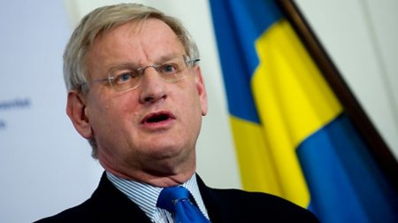 Министр иностранных дел Швеции Карл Бильдт заявил, что Киев выполняет Женевские договоренности по выходу из кризиса, а Москва – нет. 