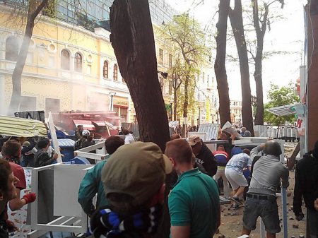 В Одессе майдановцы на пожарной машине прорвали баррикады сепаратистов и поливают их из брандспойта
