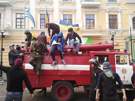 В Одессе майдановцы на пожарной машине прорвали баррикады сепаратистов и поливают их из брандспойта