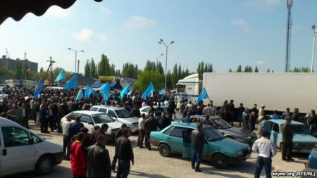 Крымские татары прорвали кордон российского спецназа и идут к границе
