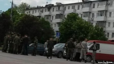 Автобусы с вооруженной "самообороной Крыма" оккупанты отправляют из Симферополя в Армянск