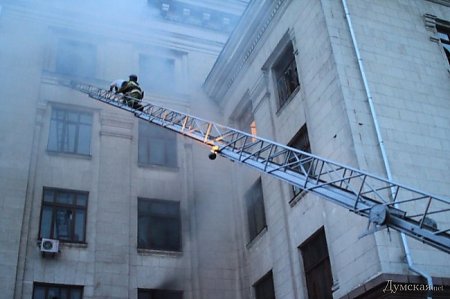 Причиной возгорания Дома профсоюзов в Одессе могли быть "коктейли Молотова", брошенные сверху - МВД