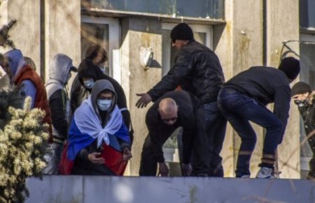 В Луганске возле заблокированного военкомата звучит стрельба и взрывы