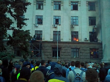 Видео, как одесские патриоты Украины спасают сепаратистов из горящего Дома профсоюзов