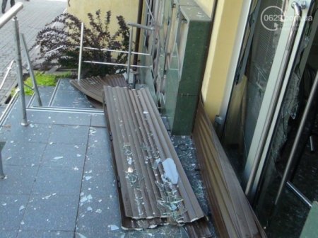 Террористы разгромили два штаба Порошенко в Мариуполе