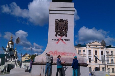 Неизвестные осквернили Монумент независимости в Харькове