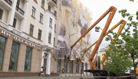 На площади Победы  в Минске вывесили большой плакат со Сталиным 