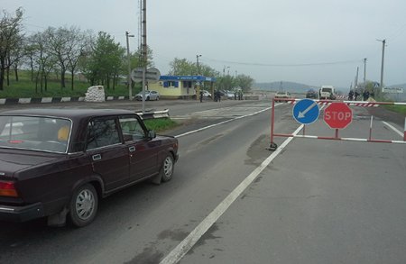 В Луганской области не менее 10 вооруженных в масках обстреляли пост ГАИ