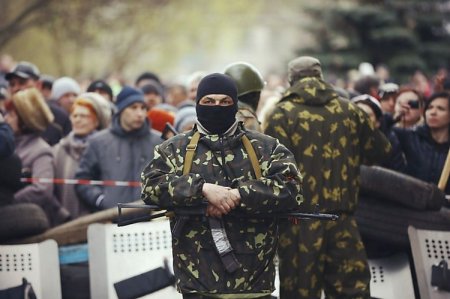В Донецке террористы раздают автоматы и намерены штурмовать воинскую часть