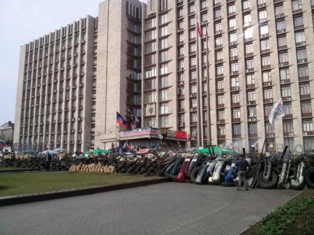 Внутри Донецкой ОГА в заложниках находятся девушки