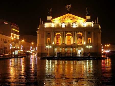 Милиция ищет взрывчатку в оперном театре Львова