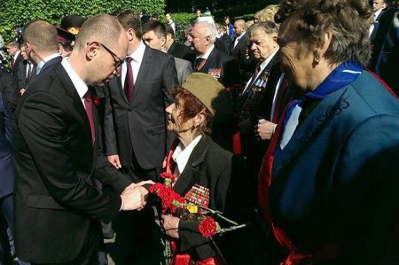 Яценюк и Турчинов возложили цветы к вечному огню в парке Вечной Славы