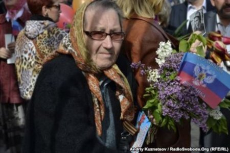 В Луганске отмечают праздник с сепаратистскими флагами. На трассе расстреляли людей