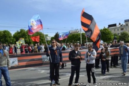В Луганске отмечают праздник с сепаратистскими флагами. На трассе расстреляли людей