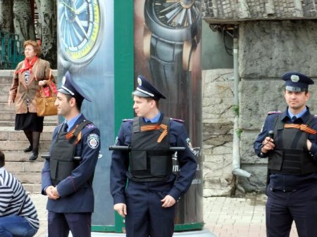 Донецкая милиция вышла на работу с георгиевскими лентами. Фотофакт