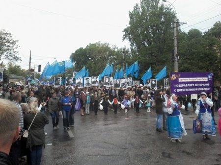 Крымские татары прошли маршем ко Дню победы в Крыму