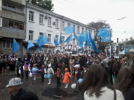 Крымские татары прошли маршем ко Дню победы в Крыму