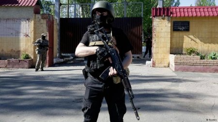 Референдум в Донецке: улицы города пусты, возле ЦИК ДНР дежурят бойцы с автоматами