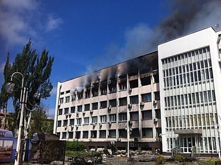 В Мариуполе снова горит здание горсовета