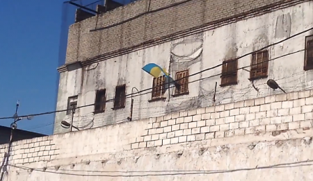 Пока милиция сдает свои райотделы террористам, вешая флаги России, в Донецком СИЗО вывесили флаг Украины