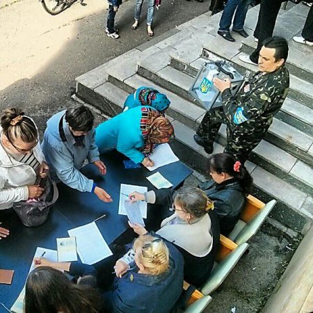 В Мариуполе на так называемом «референдуме» люди голосуют прямо на улице