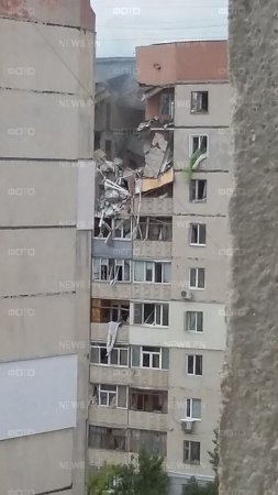 В Николаеве в жилом многоэтажном доме произошел взрыв – обрушилось три верхних этажа. Видео