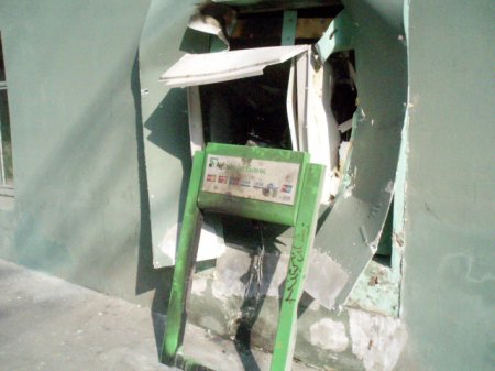 НБУ: Террористы на Востоке разрушили более 100 банкоматов
