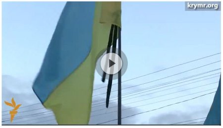 Демонстранты в Симферополе защитили украинский флаг от полиции
