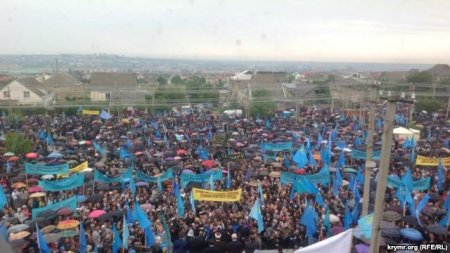 На траурный митинг на окраине Симферополя вышли более 10 тыс. крымских татар