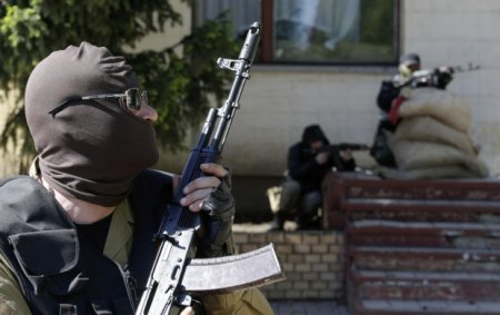 В Донецке террористы угрожают сжечь избирательный участок