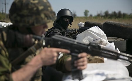 На Луганщине Нацгвардия расстреляла внедорожник, который пытался прорваться через блокпост На Луганщине Нацгвардия расстреляла внедорожник, который пытался прорваться через блокпост