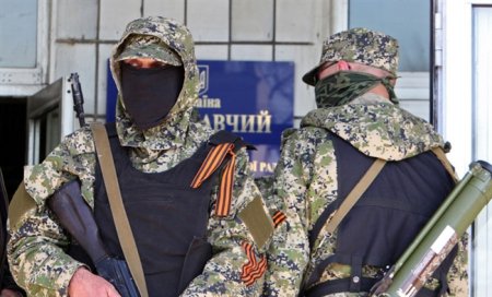 Группа вооруженных людей в Горловке ворвалась в школу в поисках бюллетеней и урн для голосования