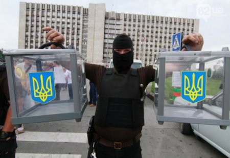 В центре Донецка сторонники "ДНР" вынесли из избирательного участка урны для голосования