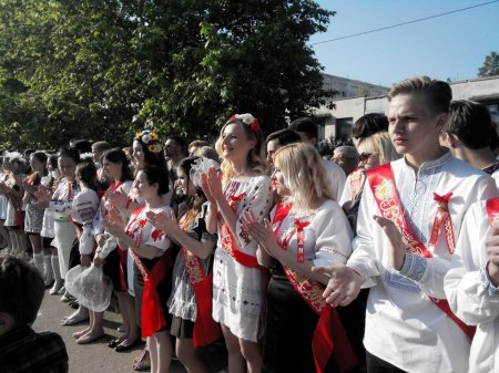 В Севастополе школьники пришли на последний звонок в вышиванках 