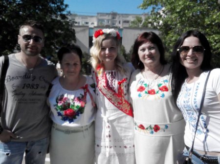 В Севастополе школьники пришли на последний звонок в вышиванках 