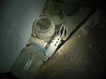 В Славянске обстреляли центр города - пострадали жилые дома и автомобили В Славянске обстреляли центр города - пострадали жилые дома и автомобили