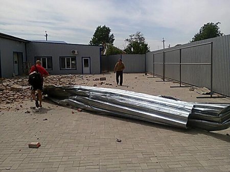 В Славянске обстреляли центр города - пострадали жилые дома и автомобили В Славянске обстреляли центр города - пострадали жилые дома и автомобили