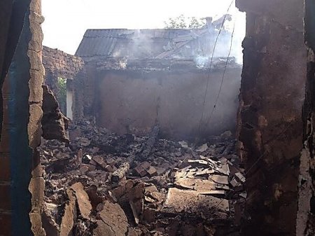 В Славянске обстреляли центр города - пострадали жилые дома и автомобили